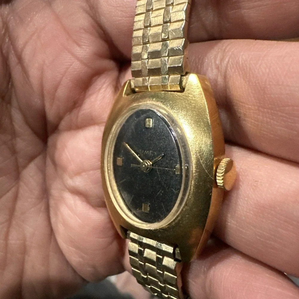 Working Vintage‎ 1970s TIMEX Women's 30mm Black Face Oval Mechanical Watch Gold